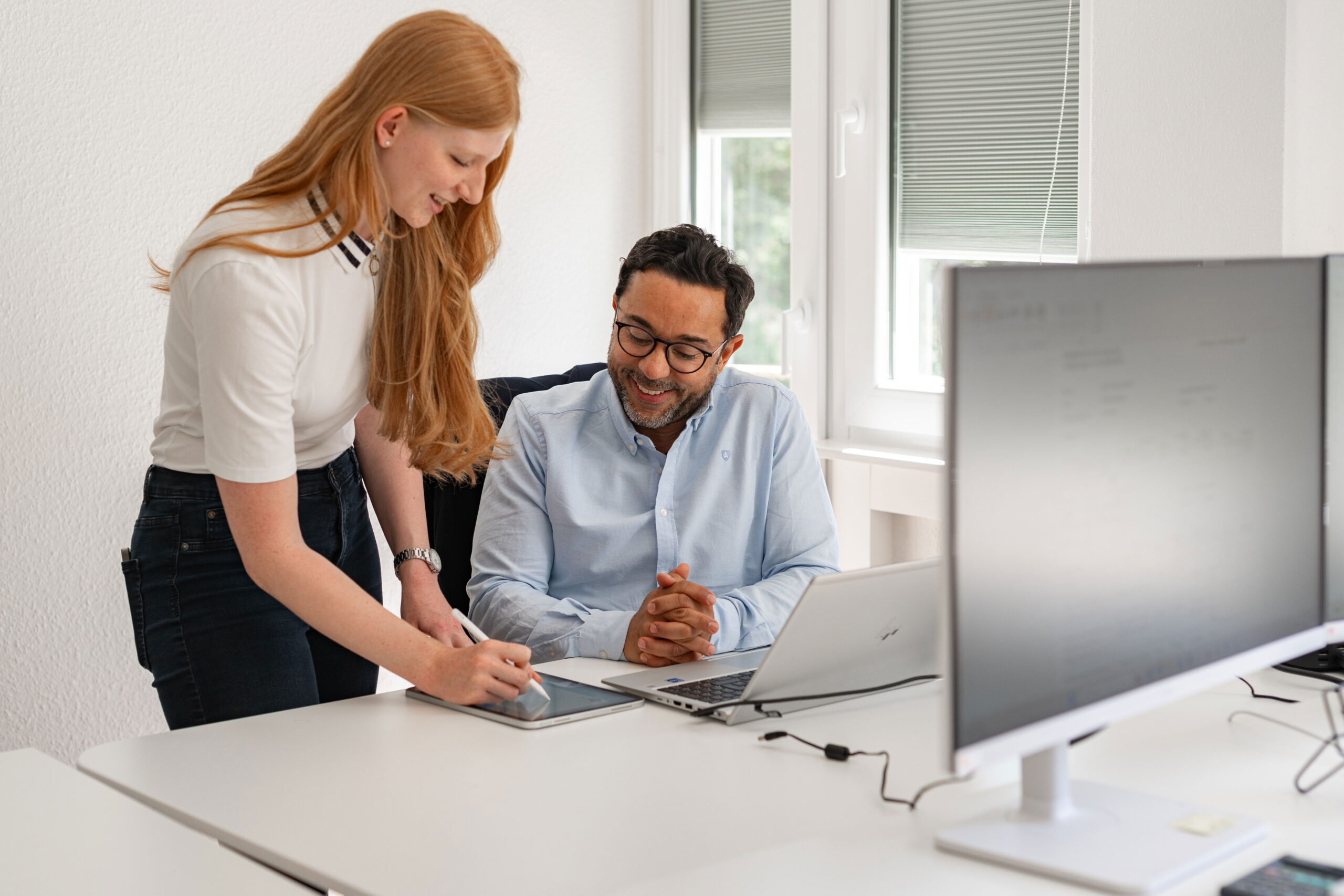 AlphaTax-Mitarbeitende besprechen steuerrelevante Daten und digitale Prozesse zur Abwicklung der Abgeltungssteuer.