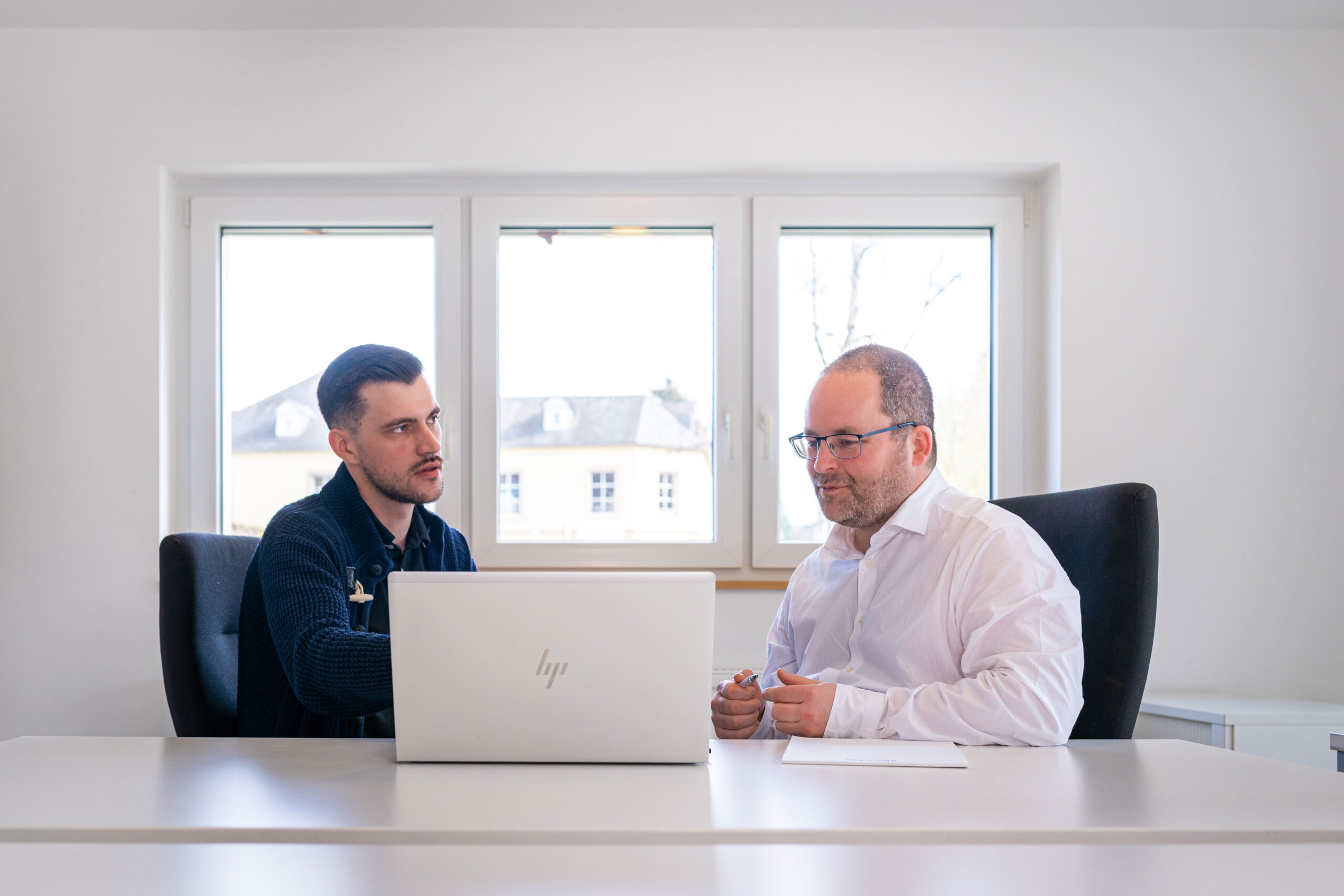 Mitarbeitende von AlphaTax analysieren steuerrelevante Informationen zur Bearbeitung von Steuerrückforderungen.